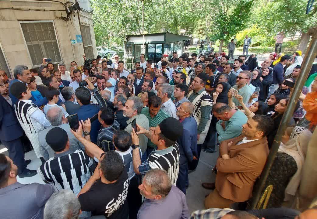 جمعی از مردم از احمدی نژاد خواستند که در انتخابات شرکت کند.